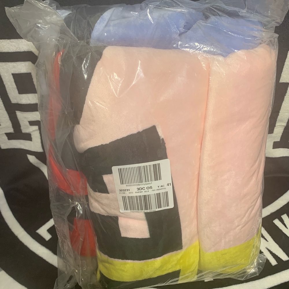 VS PINK Sherpa Blanket - Picture 2 of 2